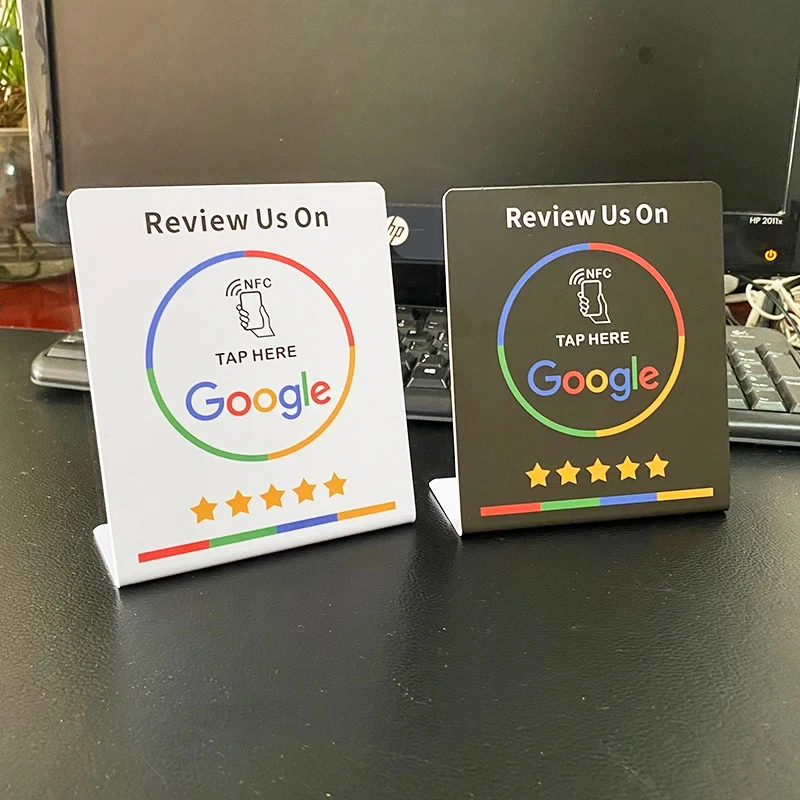 Karta opinii Google z chipem NFC stojąca na ladzie