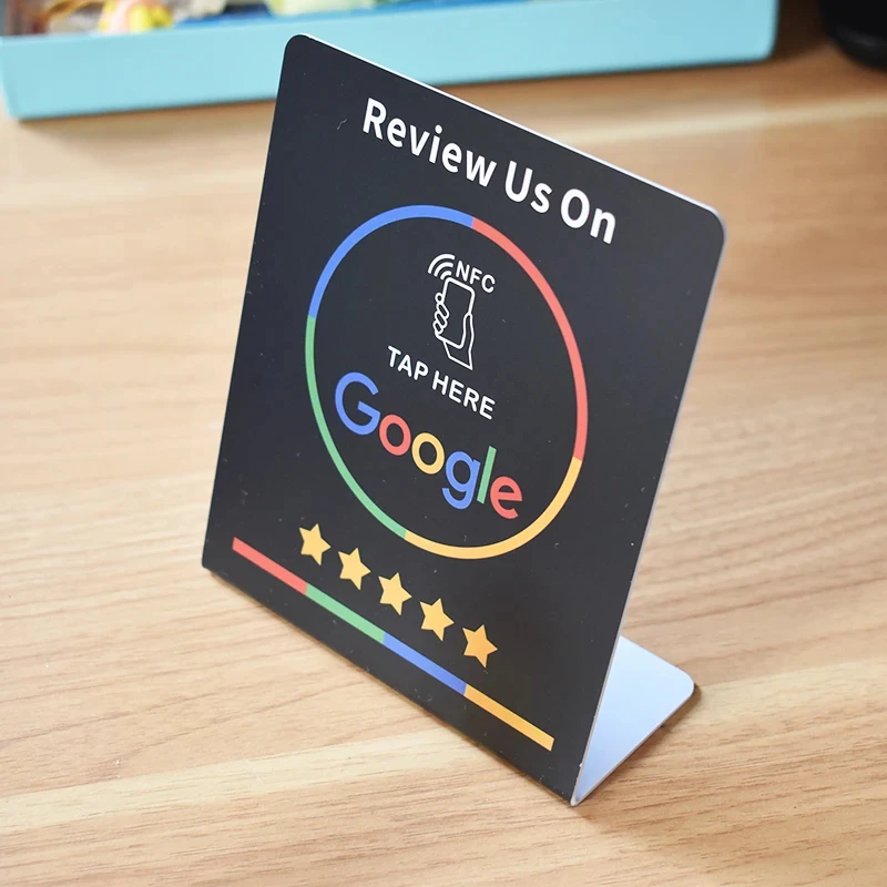 Zbliżenie na chip NFC karty opinii Google