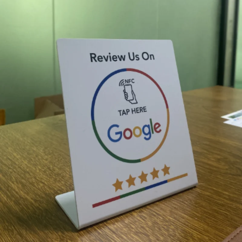 Widok z przodu karty opinii Google NFC